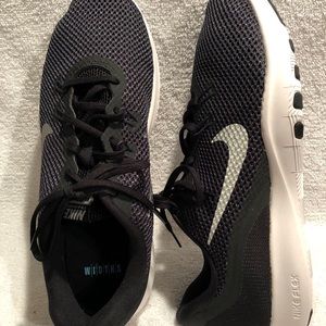 Nike women’s size 9 WIDE sneakers